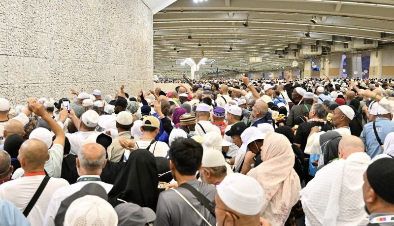 حجاج بيت الله الحرام يرمون الجمرات الثلاث في ثاني أيام التشريق