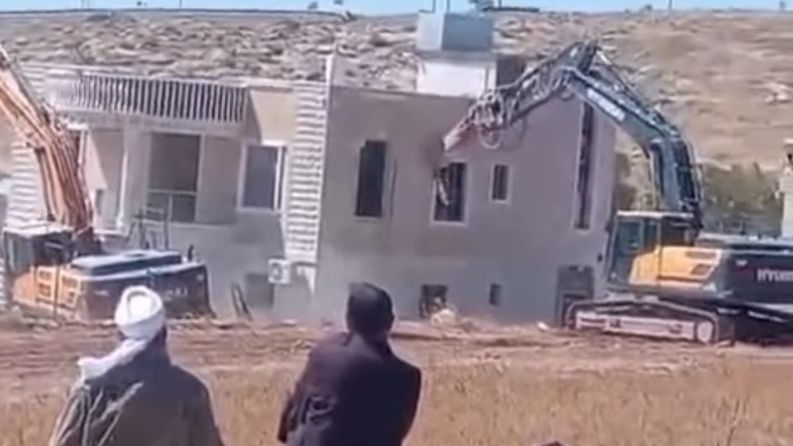 الاحتلال يهدم منزلا في قرية الديرات شرق يطا