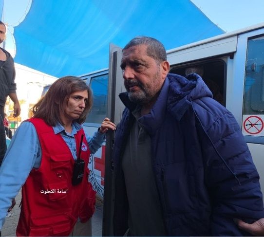 الاحتلال يفرج عن سبعة عمال من غزة عبر كرم أبو سالم