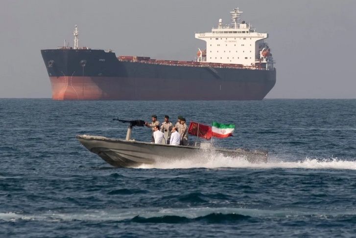 ايران تكشف آلية جديدة لتنظيم عبور السفن في مضيق هرمز