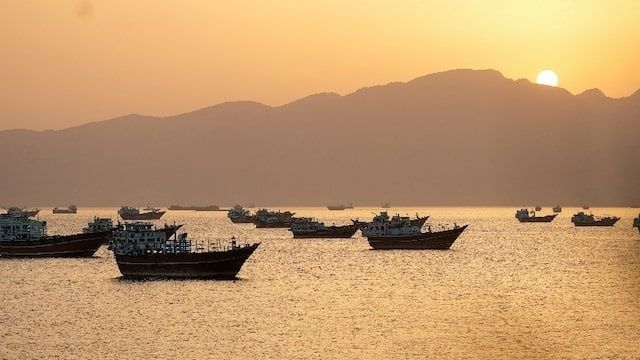 حرب الحصار البحري تتصاعد.. إيران تمرر سفنا بتصاريحها وواشنطن تعترض 90 ناقلة بمروحيات “المارينز”
