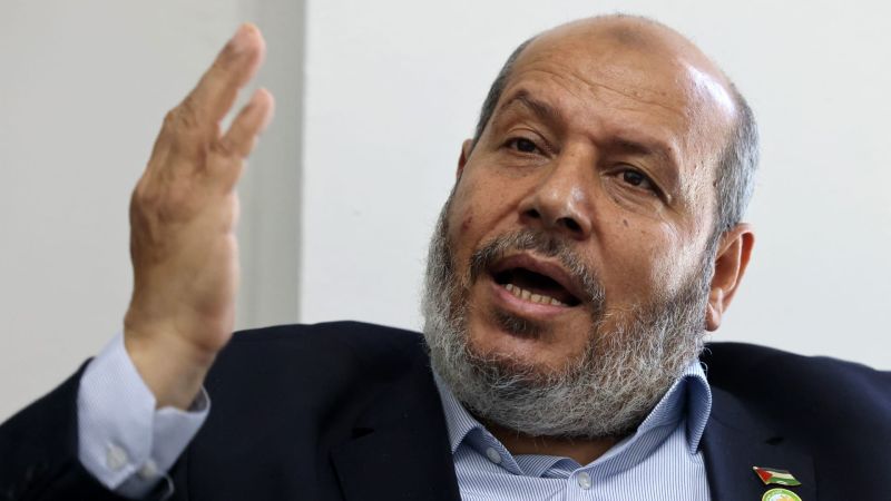 برئاسة خليل الحية .. وفد حماس يصل القاهرة