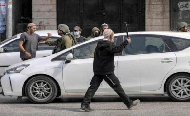 مستوطنون يغلقون طريق المعرجات ويهاجمون مركبات فلسطينية غرب أريحا