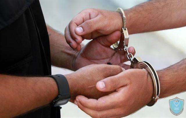 الشرطة تقبض على شخص بحوزته مواد يشتبه أنها مخدرة في طولكرم
