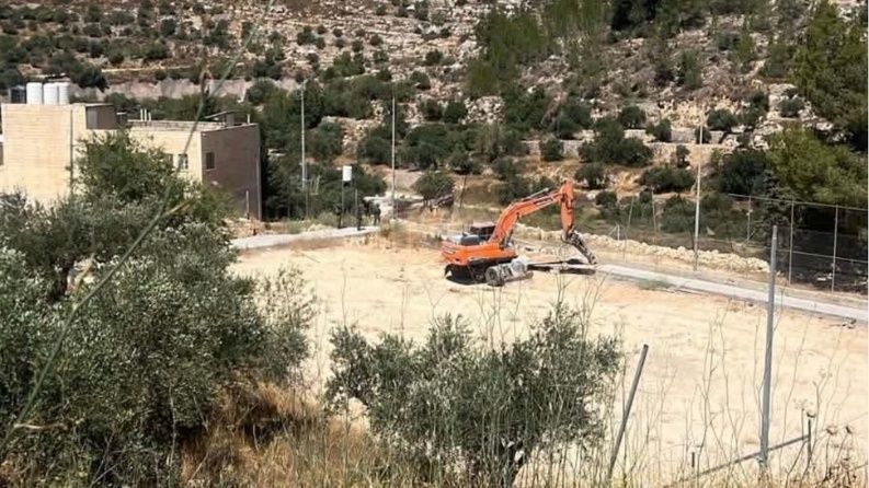 الاحتلال يهدم ملعب مدرسة بتير الثانوية غرب بيت لحم