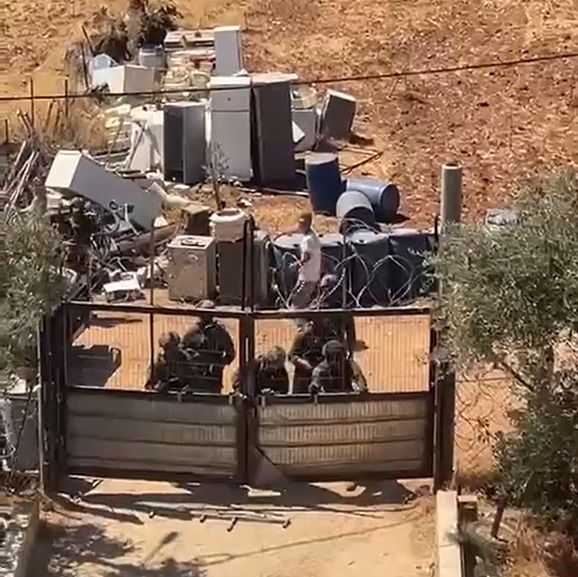 إصابات في هجوم للاحتلال والمستوطنين على منزل في المغير شرق رام الله