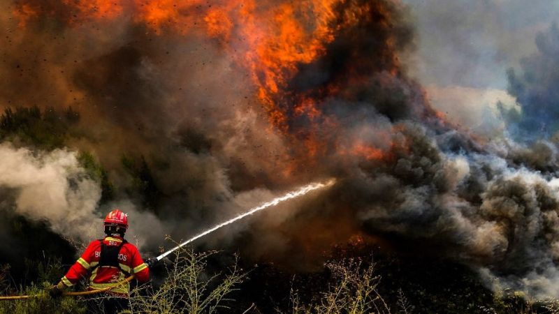 حرائق هائلة تجتاح فرنسا وإسبانيا وتجبر أكثر من 200 ألف شخص على الإجلاء