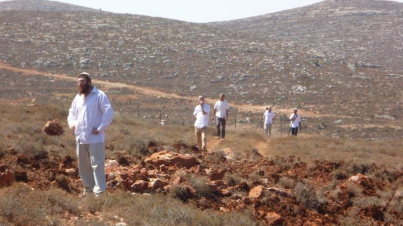 مستوطنون يهاجمون قرية المغير شمال شرق رام الله