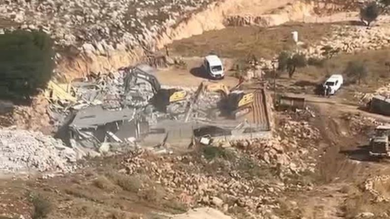الاحتلال يهدم منزلا قيد الانشاء ومزرعة في كفر مالك شرق رام الله