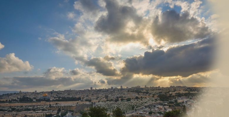 حالة الطقس: انخفاض على درجات الحرارة وأمطار متفرقة وعواصف رعدية