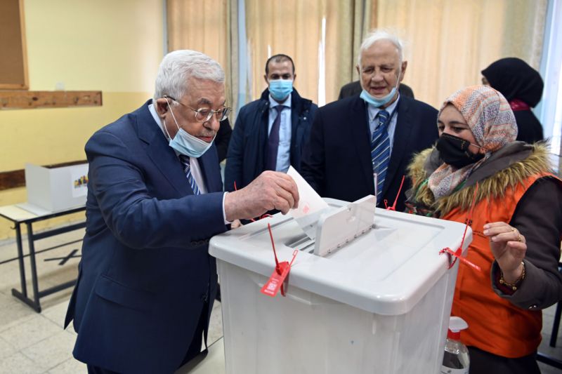 الرئيس عباس يجري تعديلا جديدا على قانون الانتخابات يعيد عدد أعضاء المجلس التشريعي إلى 132