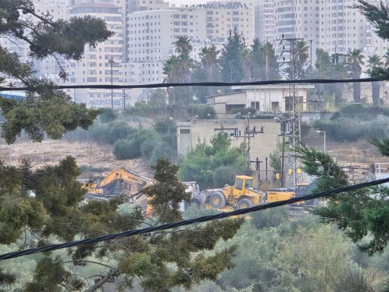 الاحتلال ينفذ عمليات هدم وتجريف في قرية قلنديا شمال القدس