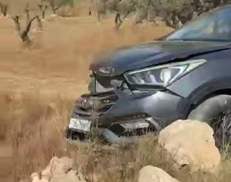 فيديو: مستوطنون يصدمون مركبة قرب قرية المغير برام الله