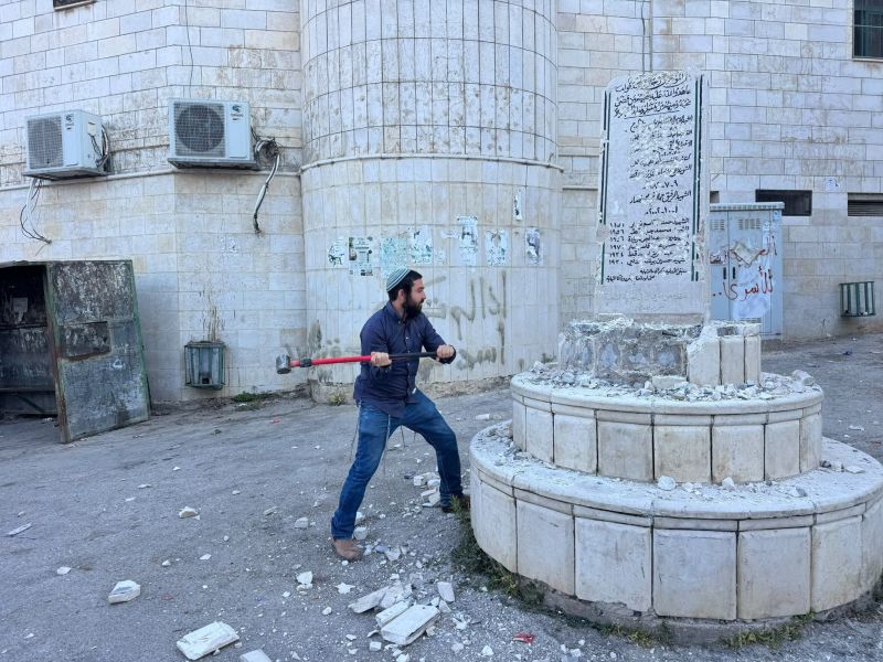 عضو كنيست إسرائيلي متطرف يدمر نصبًا تذكاريًا في قرية فلسطينية تحت حماية الجيش