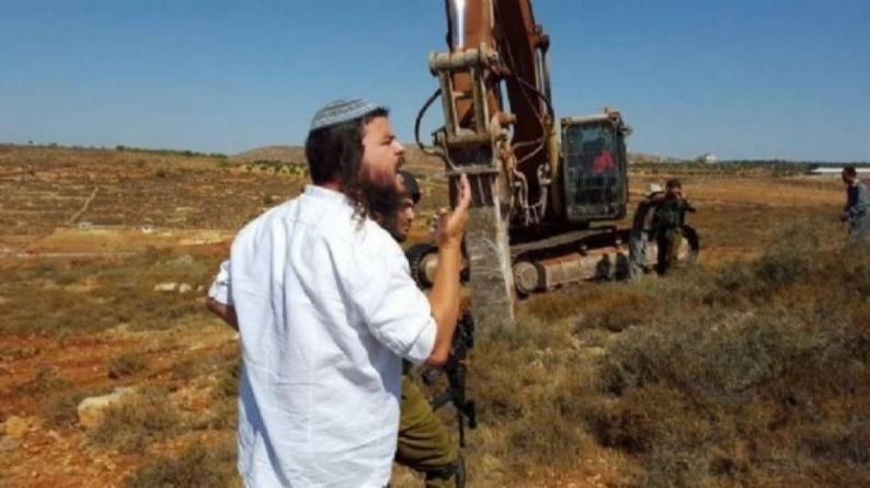 مستوطنون يجرفون مساحات مزروعة في حوارة جنوب نابلس