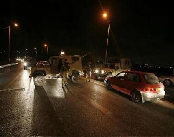 الاحتلال يحتجز عشرات المركبات ويعيق حركة المواطنين عند حاجز بيت اكسا