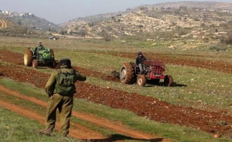 الاحتلال يحتجز مواطنا ويستولي على مركبة وجرار زراعي في مسافر يطا