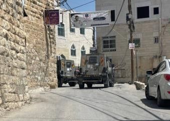 محافظة القدس: الاحتلال يعتقل موظفي بلدية حزما ويستولي على مركبة