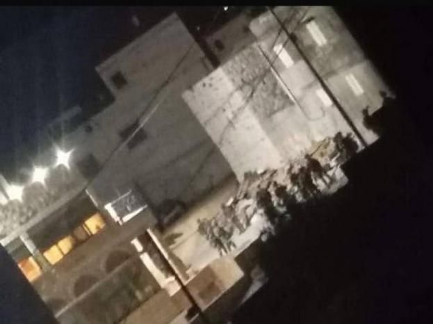 قوات الاحتلال تقتحم كفر مالك وتداهم منازل وتعتدي بالضرب على مواطن
