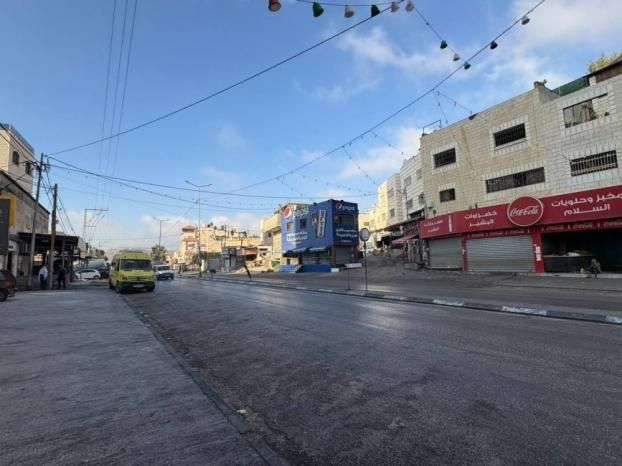 الاحتلال يغلق المحال التجارية في حوارة جنوب نابلس