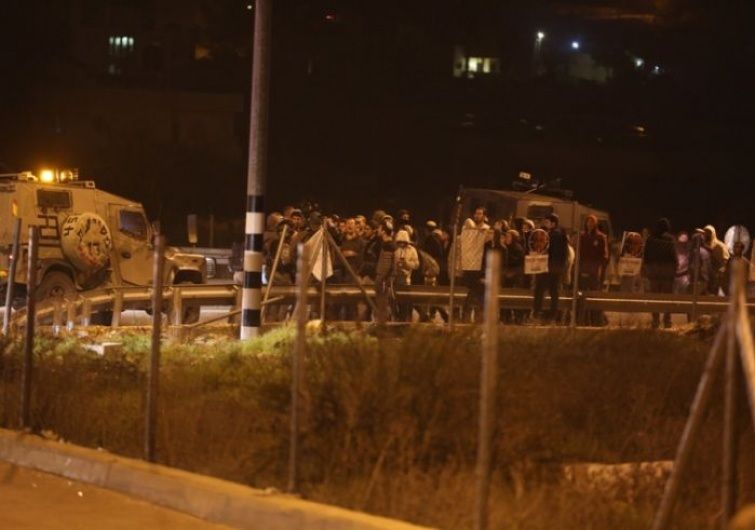 مستوطنون يعتدون على مركبات المواطنين على مدخل دير جرير