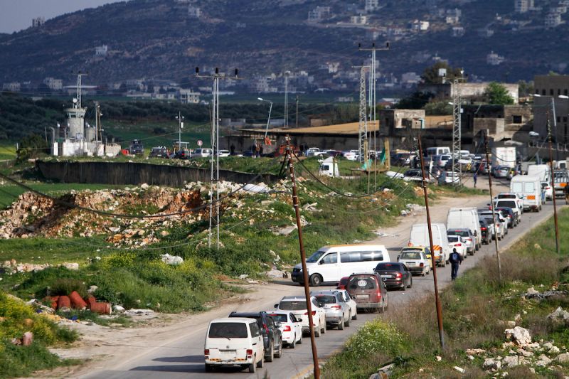 الاحتلال يعتقل 3 فلسطينيين ويغلق شارع 60 ويشدد إجراءاته شرق رام الله
