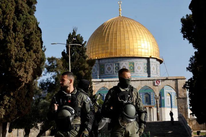 الاحتلال يبعد 7 مقدسيين عن “الأقصى” لمدة 6 أشهر