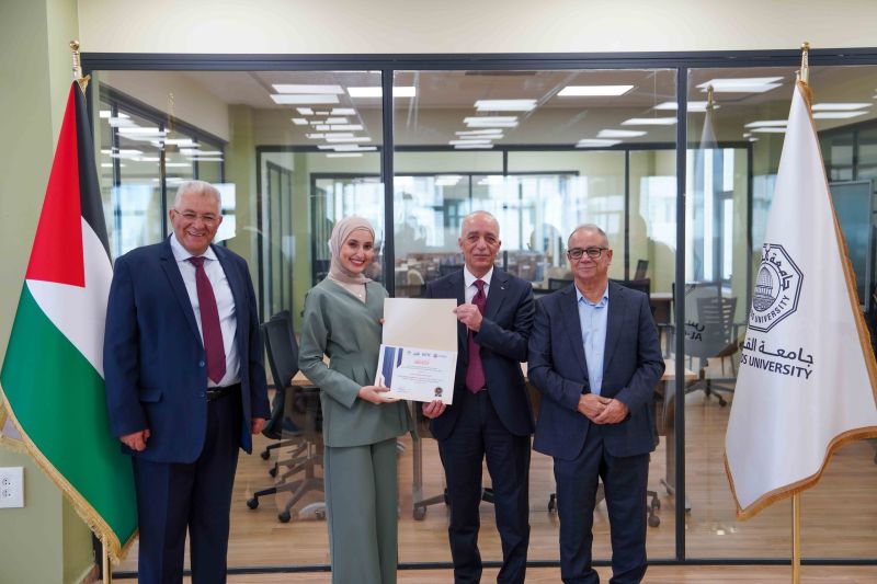 رئيس جامعة القدس ورئيس سلطة الأراضي يبحثان إثراء الشراكة ويكرمان خريجي الدورة التدريبية في حاضنة الأعمال