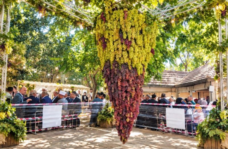 افتتاح مهرجان أيام العنب الخليلي في البلدة القديمة وسط مدينة الخليل