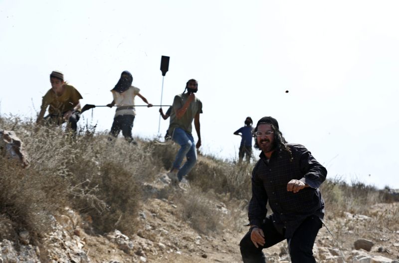 مستوطنون يهاجمون منازل ويعتدون على مواطنين في حلحول شمال الخليل