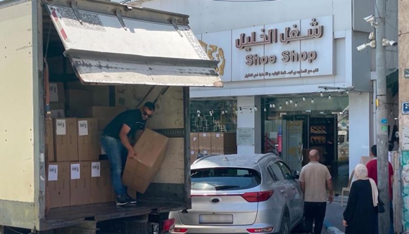 الخليل تصدّر أول شحنة أحذية فلسطينية إلى “أمازون” الأمريكية