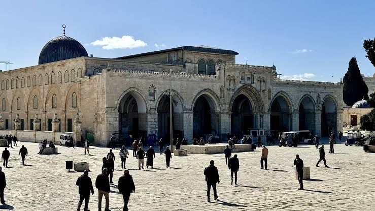 الاحتلال يبعد 3 مواطنين عن المسجد الأقصى