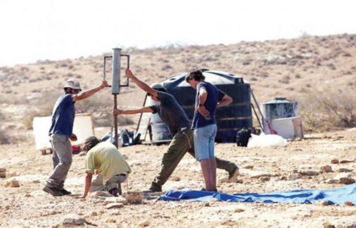 مستوطنون يسرقون براميل مياه في الأغوار