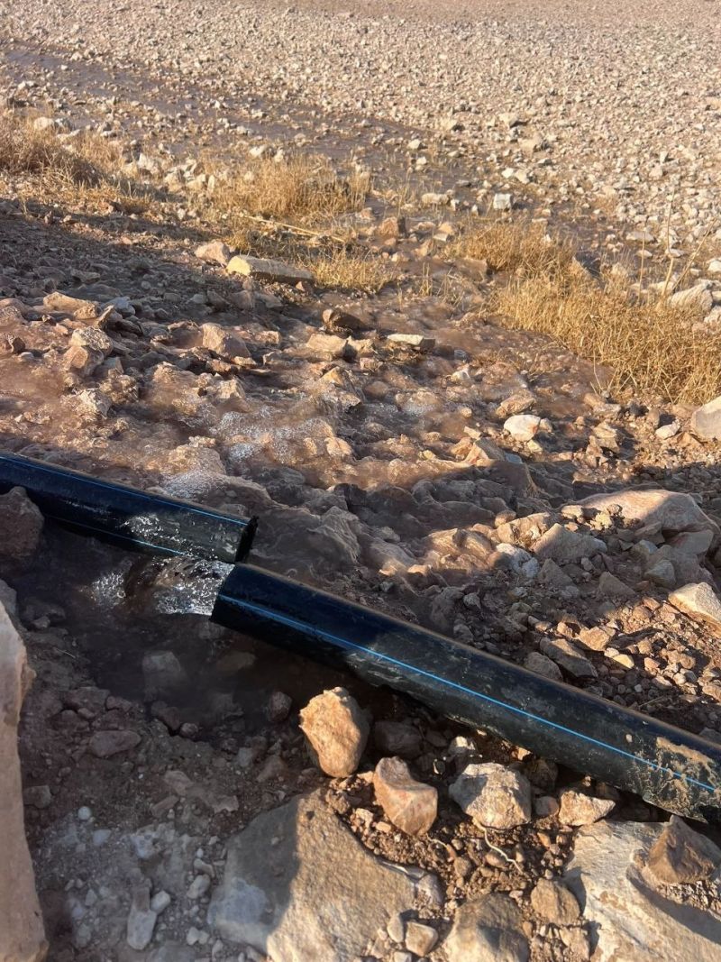 مستوطنون يقطعون خط المياه المغذي لقرية ادقيقة ببادية يطا جنوب الخليل