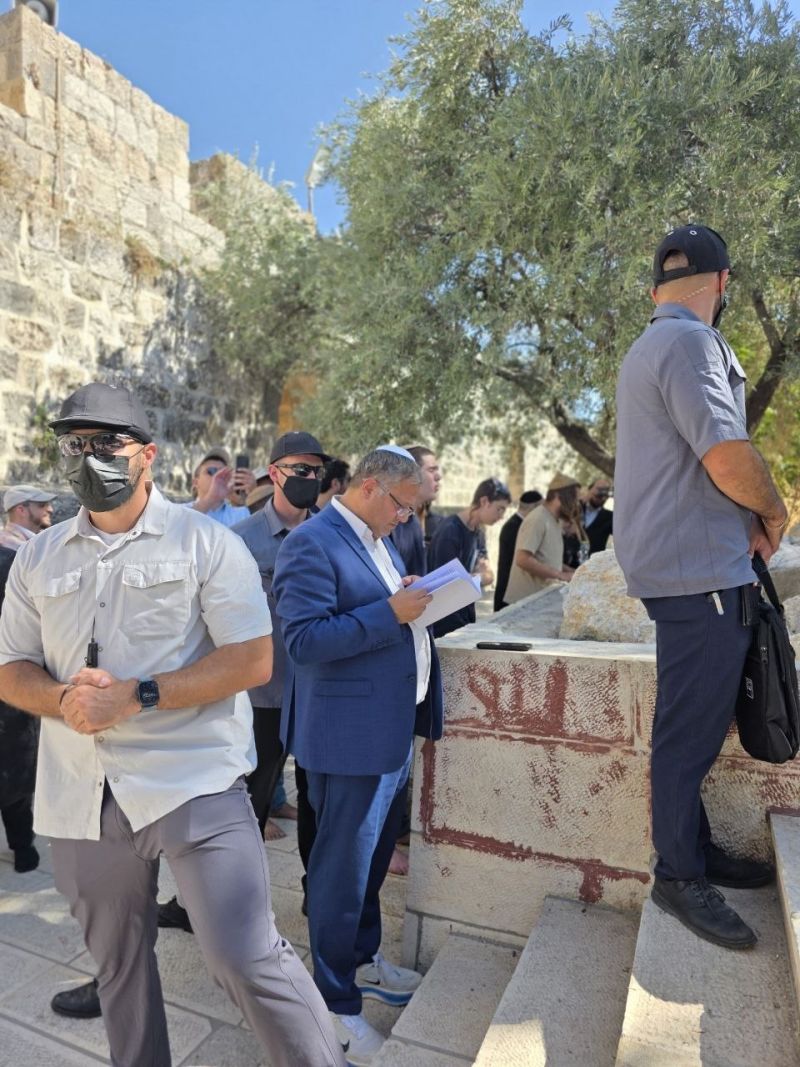 بن غفير يقتحم الأقصى بحماية قوات الاحتلال والأوقاف تستنكر