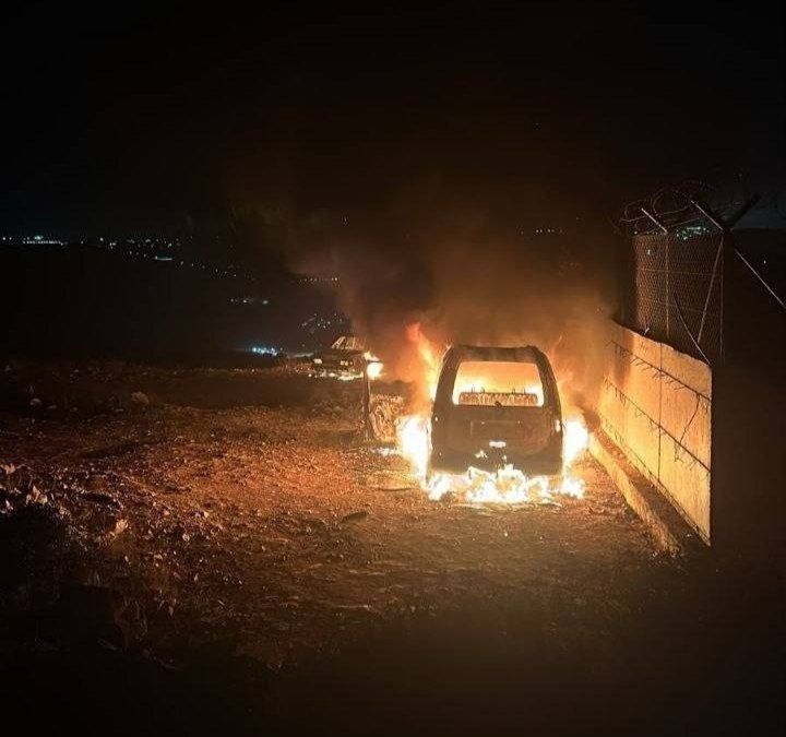 مستوطنون يهاجمون بلدة عطارة في رام الله ويحرقون مركبتين