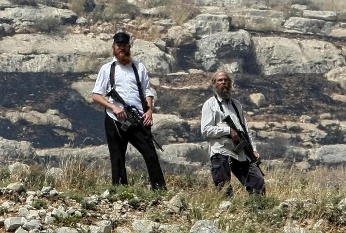 مستوطنون يهاجمون مركبة إسعاف ويسرقون معدات زراعية في قرية المغير