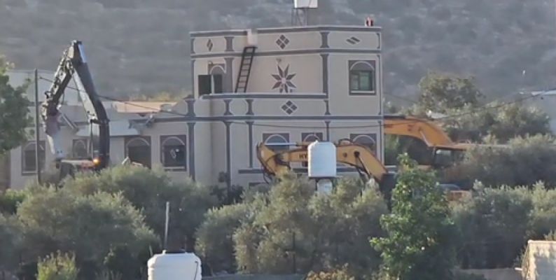 جرافات الاحتلال تشرع بهدم منزل في دير بلوط بسلفيت