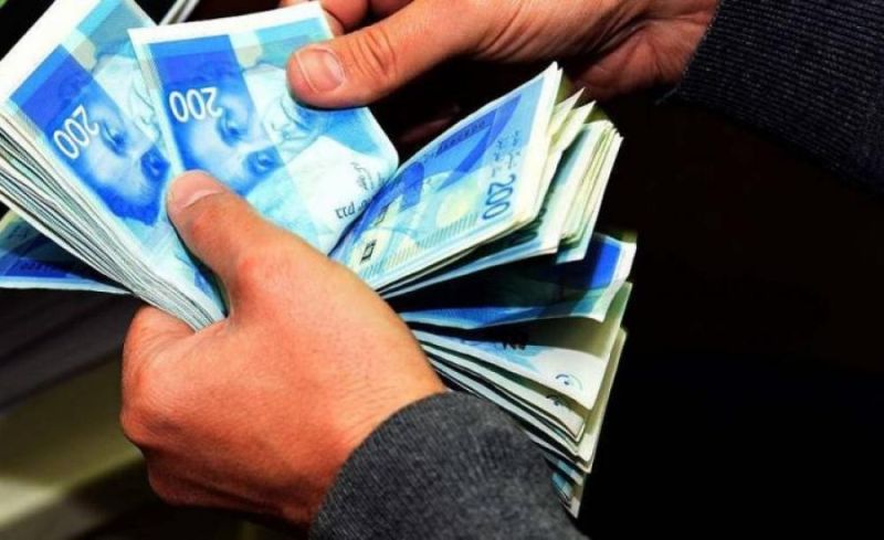 المالية: رواتب الموظفين عن شهر تموز يوم غدٍ الاثنين بنسبة لا تقل عن 50% وبحد أدنى 2000 شيقل
