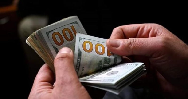 الدولار عند أعلى مستوى في 17 شهرا مع تراجع اليورو