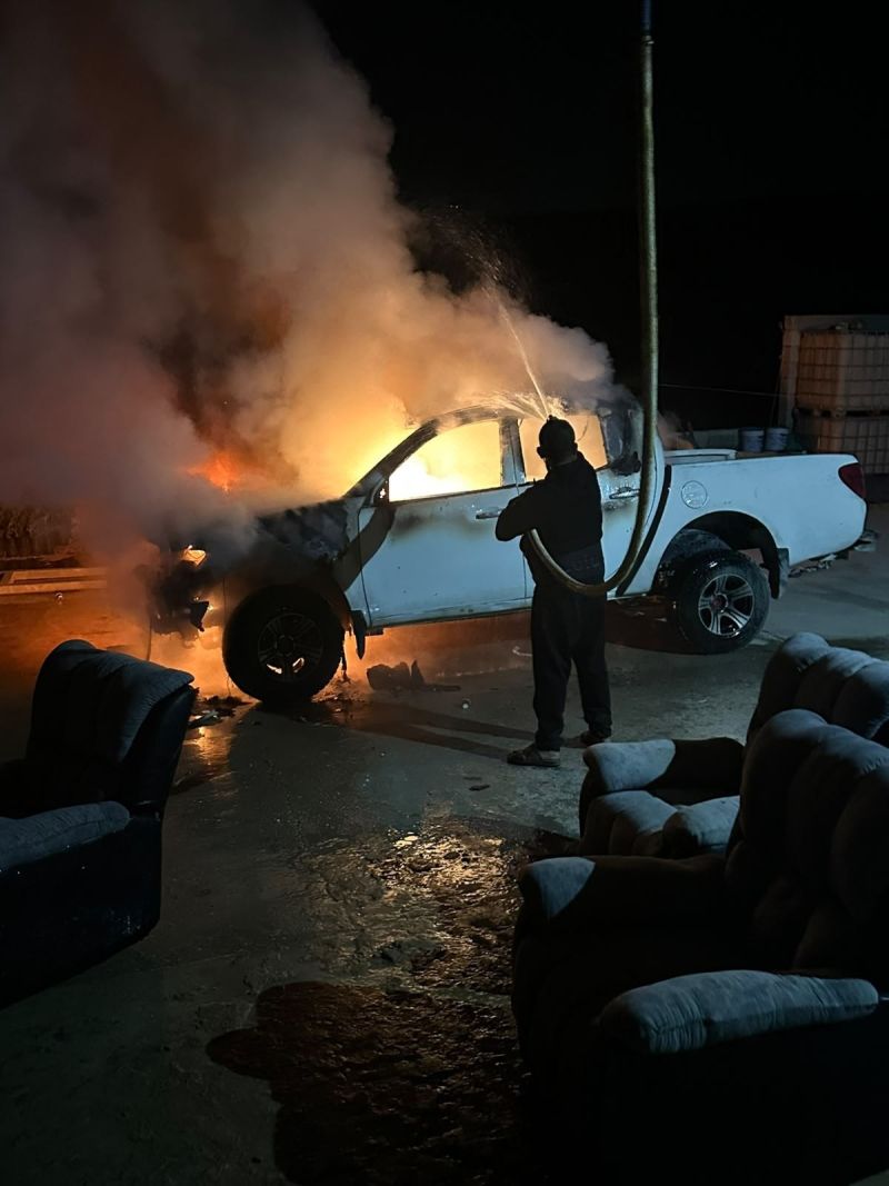 الخليل.. المستوطنون يشعلون النار بمركبة ويخطون شعارات شرق السموع