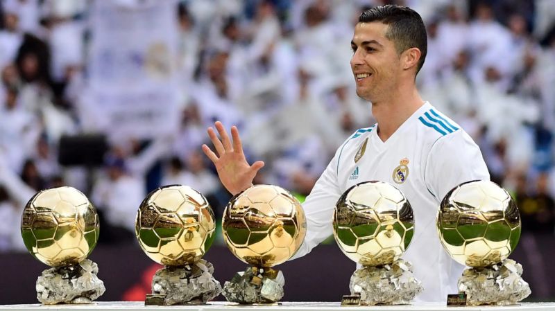 كرستيانو رونالدو بعد تتويجه بجائزة الكرة الذهبية لأعظم لاعب في التاريخ: “كرة القدم ملك للجماهير.. شكرًا لجميع المشجعين في جميع أنحاء العالم