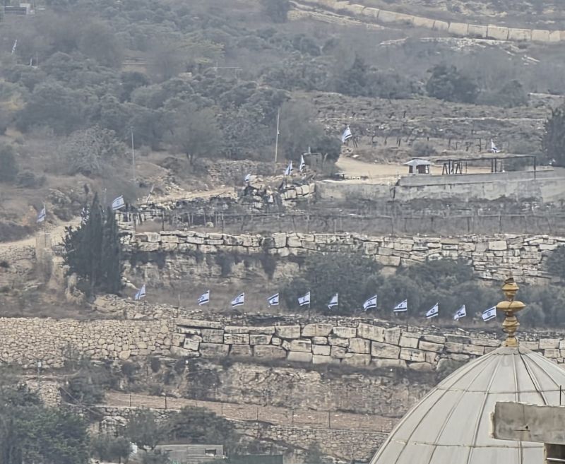 مستوطنون يهاجمون قاطفي الزيتون في الخليل والاحتلال يواصل تدمير المنشآت الزراعية