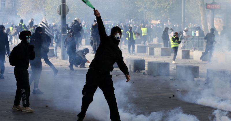 ماكرون يهاجم اليسار المتطرف ويتهمه بمحاولة تقويض أركان الجمهورية الفرنسية