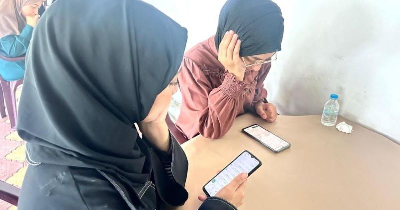 طلبة الثانوية العامة في غزة يشقّون طريقهم إلى المستقبل عبر الركام