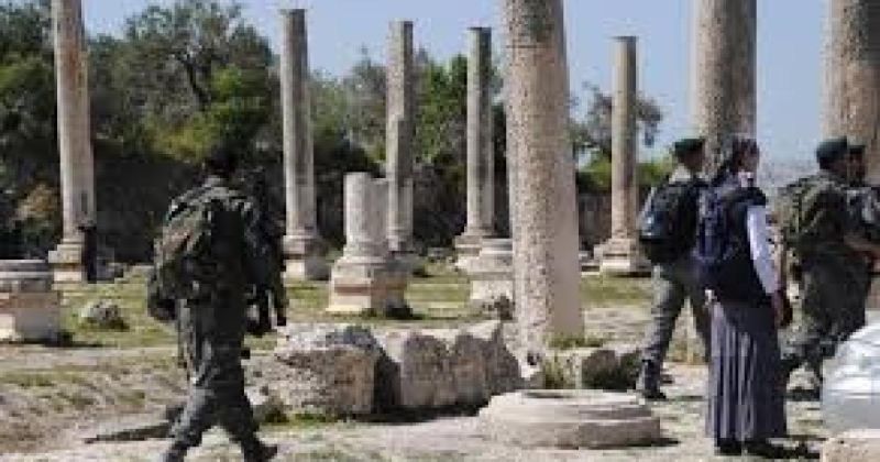 مستوطنون يقتحمون موقع سبسطية الأثري وقوات الاحتلال تنتشر في نابلس