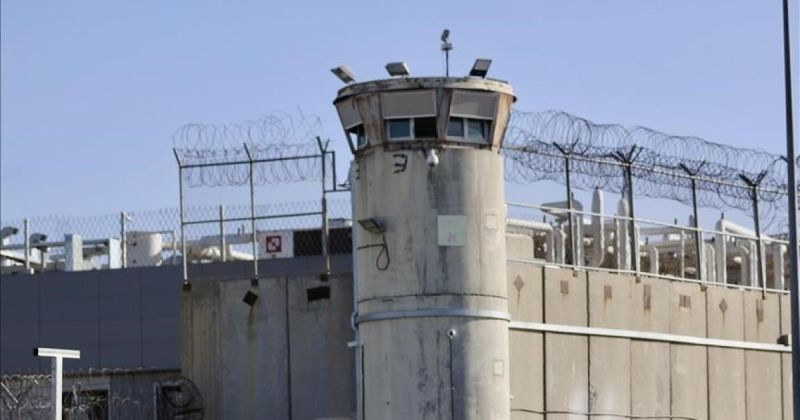 إعلام الأسرى: حرمان معتقلين من الطعام خلال التحقيقات وانتهاكات متواصلة في سجن نفحة