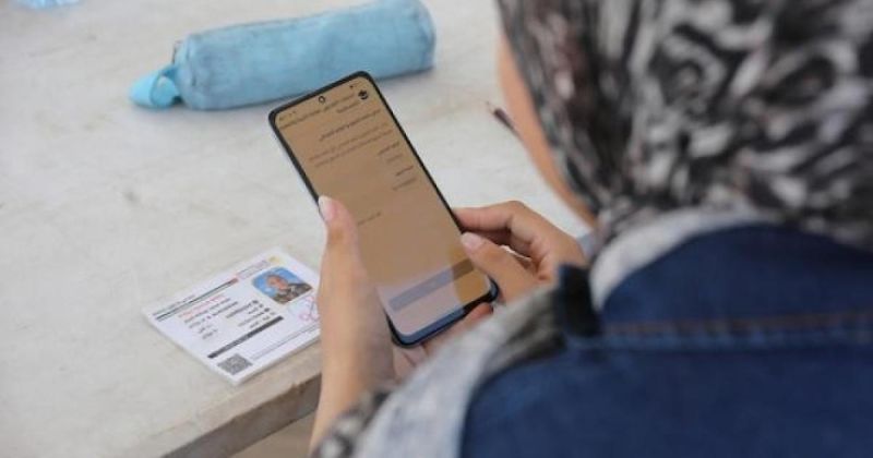 في الخيام... طلبة الثانوية العامة يكتبون مستقبلهم على شاشة هاتف!