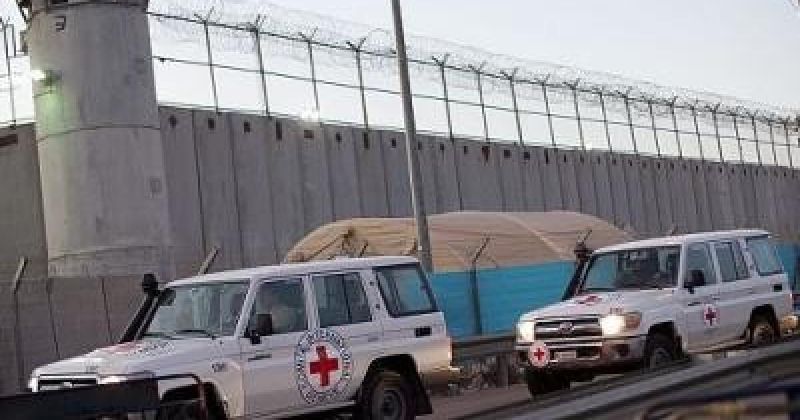 مركز فلسطين للأسرى يطالب الصليب الأحمر باستئناف زيارات الأسرى بعد إسقاط قانون المنع