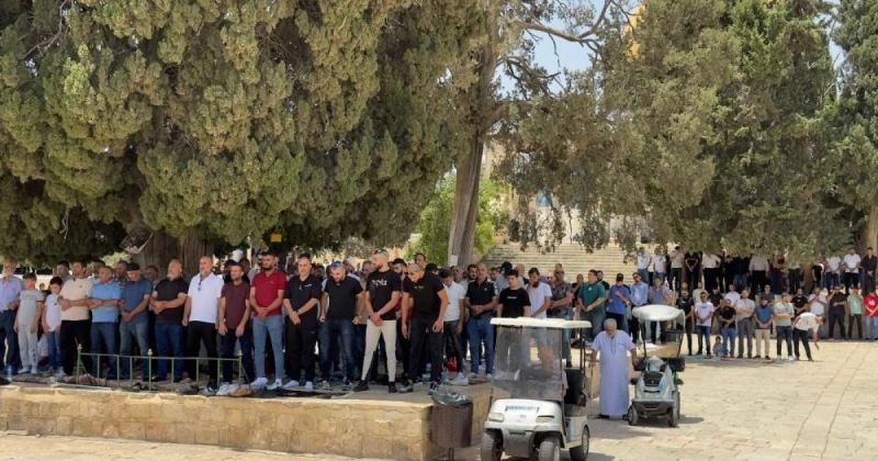 70 ألف مصلٍ يؤدون الجمعة في الأقصى رغم قيود الاحتلال
